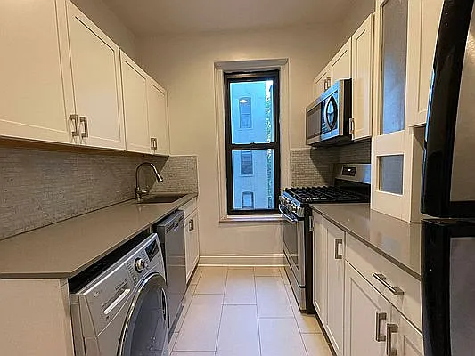 Rented by Hillel Realty Group | media 19