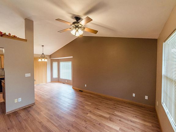 3rd image of 825 W Santa Fe Ave