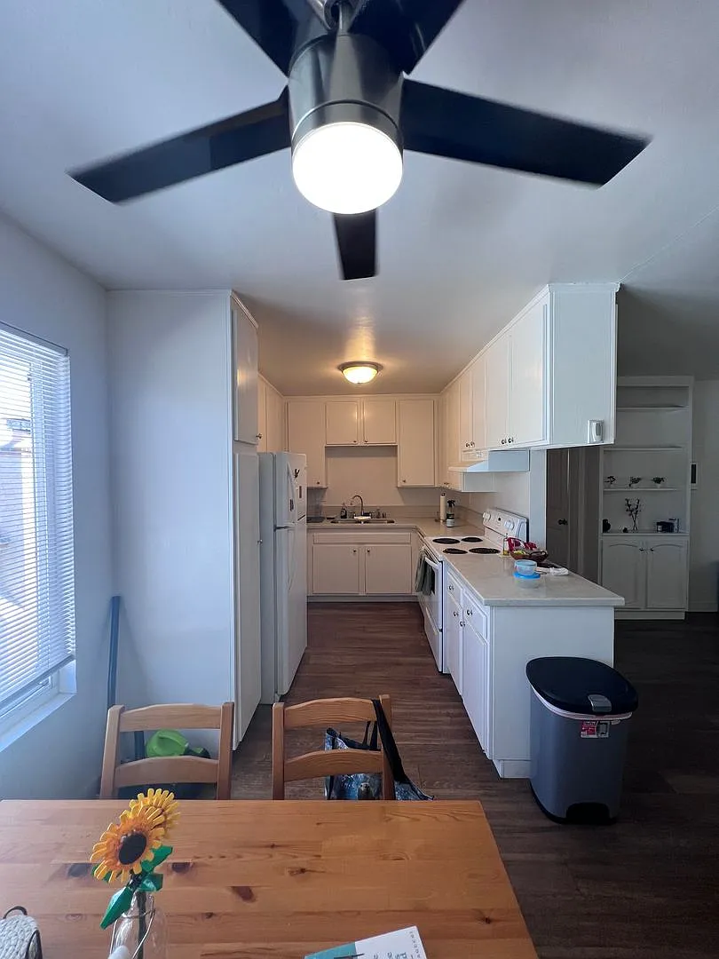 Spacious Upper 2br/2ba- Prime Location Near Kensington! — Photo 3