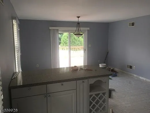 3 bed, 2312 sqft, $4,200 — Photo 4