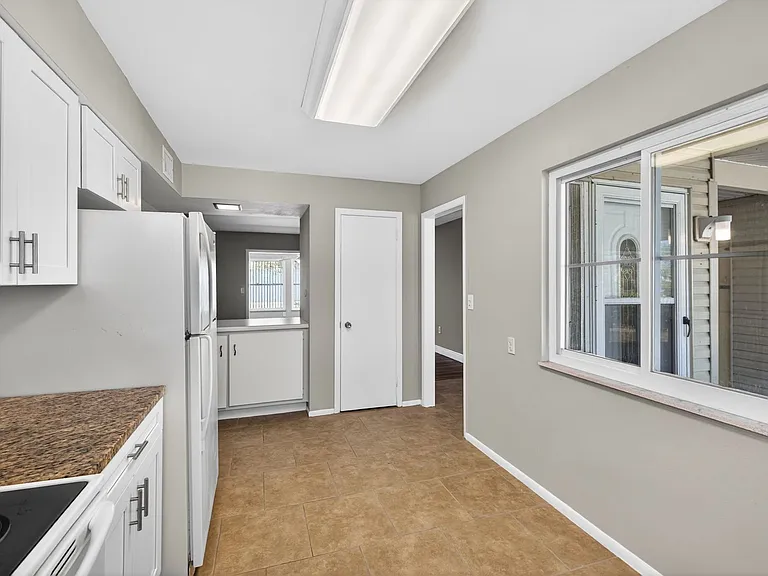 1528 Chevy Chase Dr — Photo 8