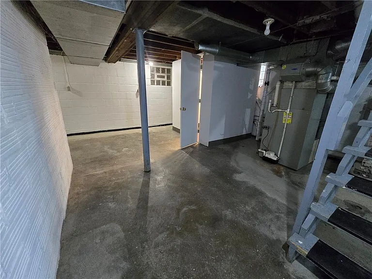 325 Outlook St — Photo 32