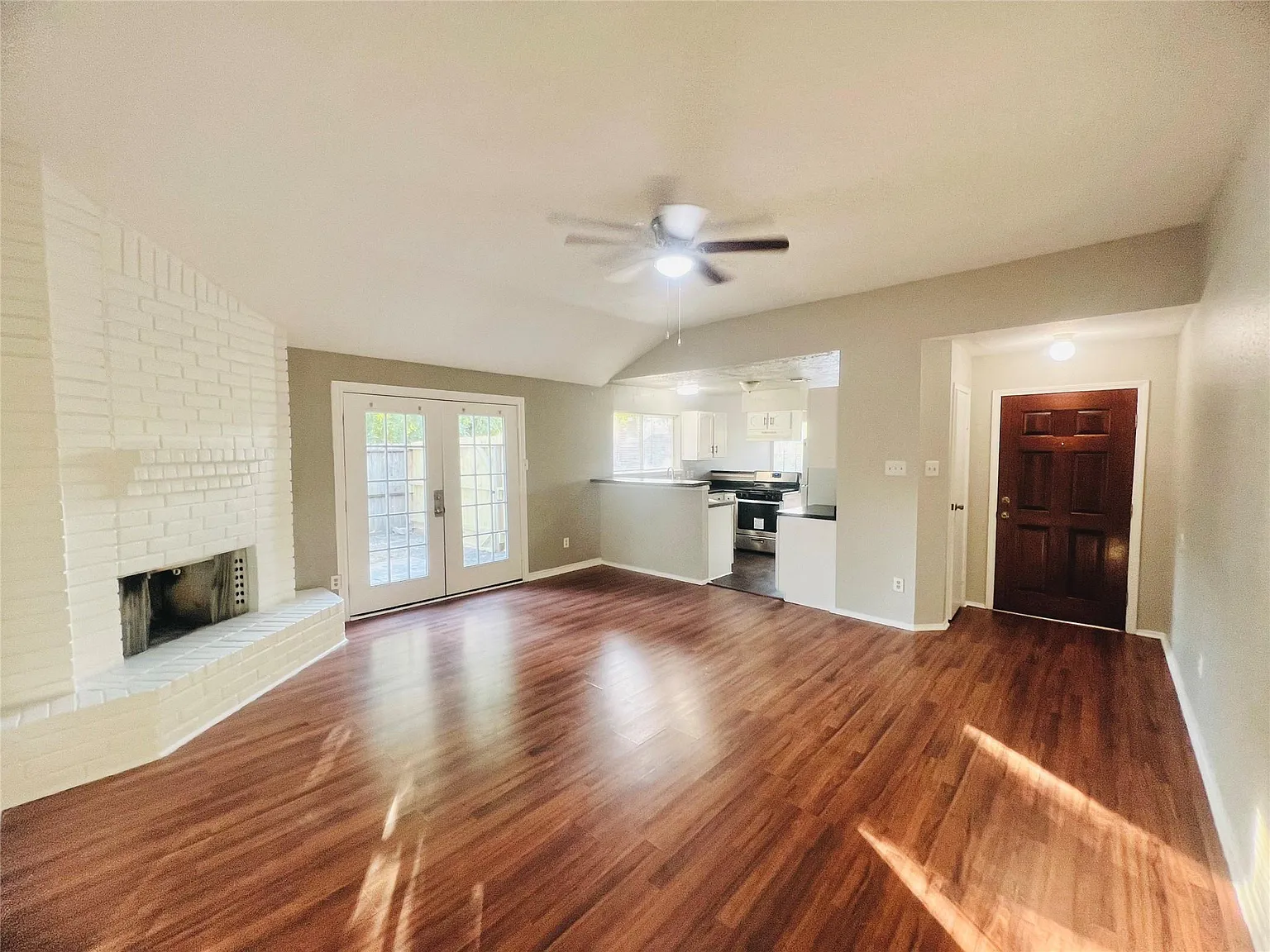 2 bed, 1.0 bath, 1130 sqft, $1,500 — Photo 2