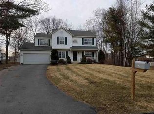 4 Tuckaway Mdws, Ballston Lake, NY 12019