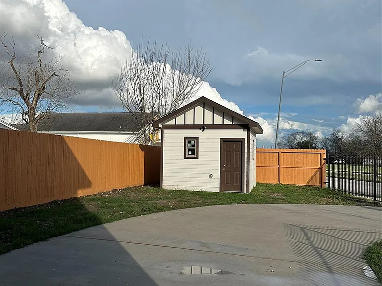 8321 Coma St — Photo 5