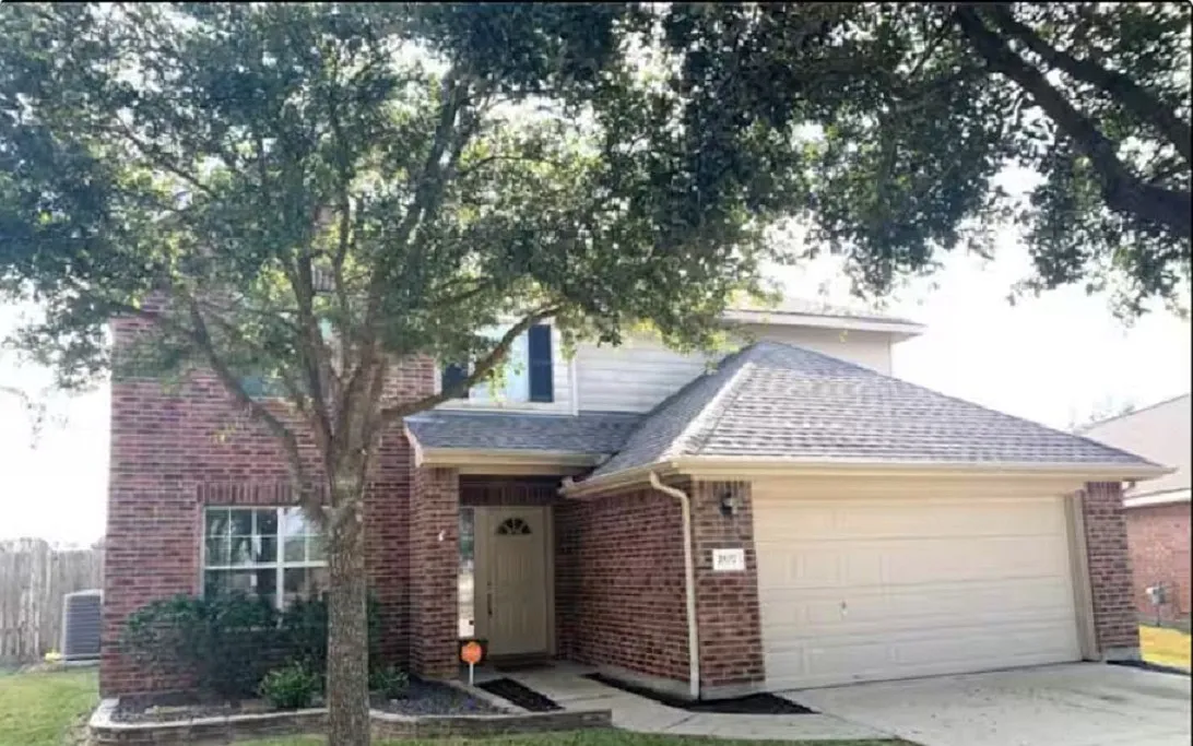 4 bed, 2403 sqft, $5,300 — Photo 1
