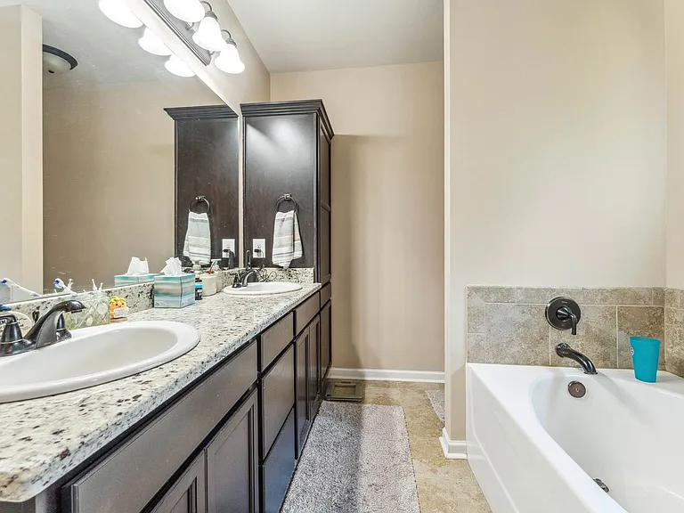 1041 Berkshire Dr — Photo 13
