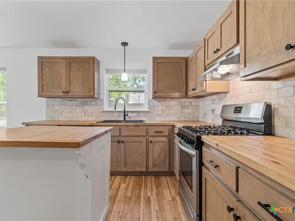 407 E 7th St, Cameron, TX 76520