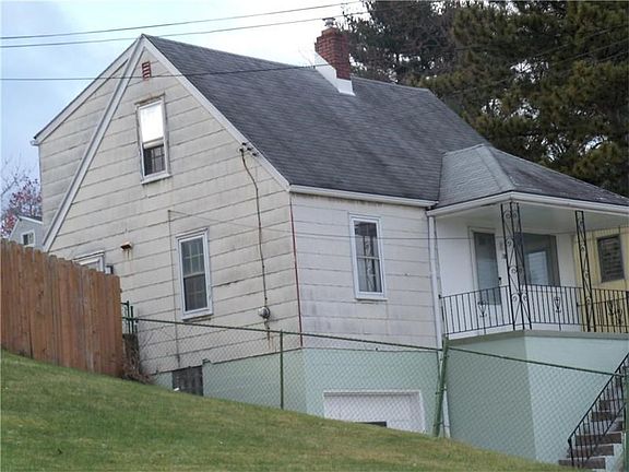SIDE VIEW:  This is the view of the property as you are coming down the street.