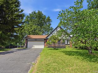 2441 Amelia Dr, Highland, MI 48356