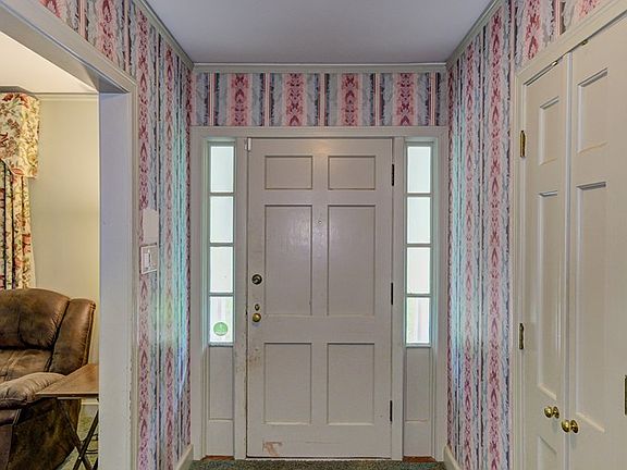 3rd image of 4 Briarwood Pl