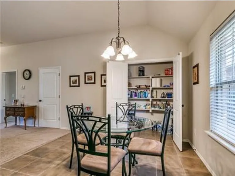 2400 Golden Ln — Photo 4