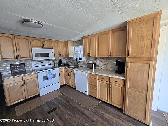 3rd image of 14237 Sandhurst St