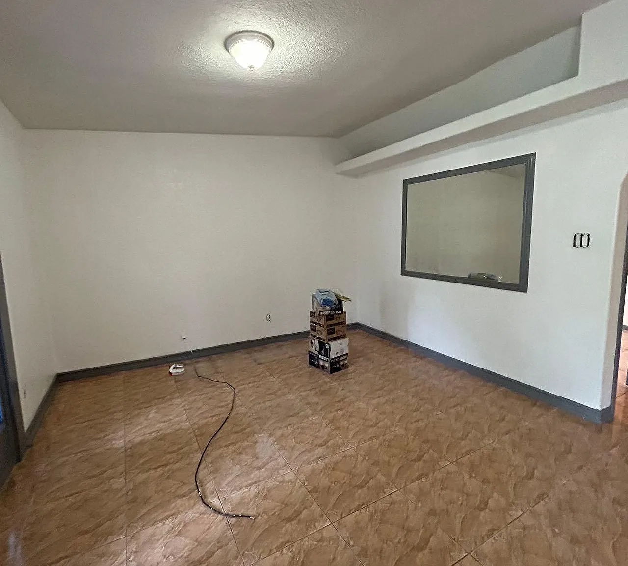 6 bed, 2400 sqft, $2,399 — Photo 2