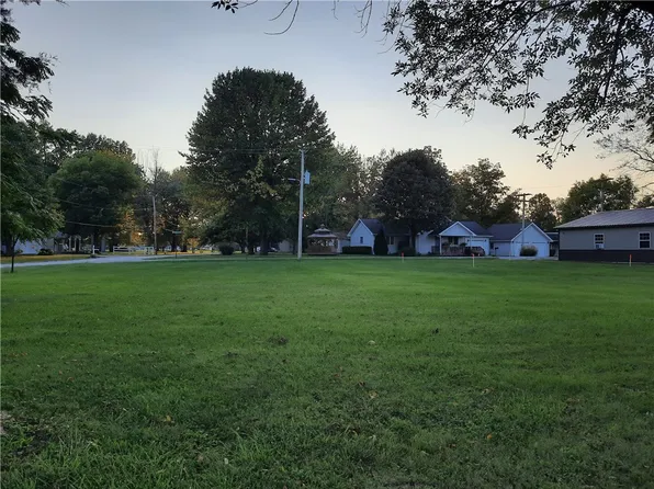 5 Evergreen Dr, Greenup, IL 62428