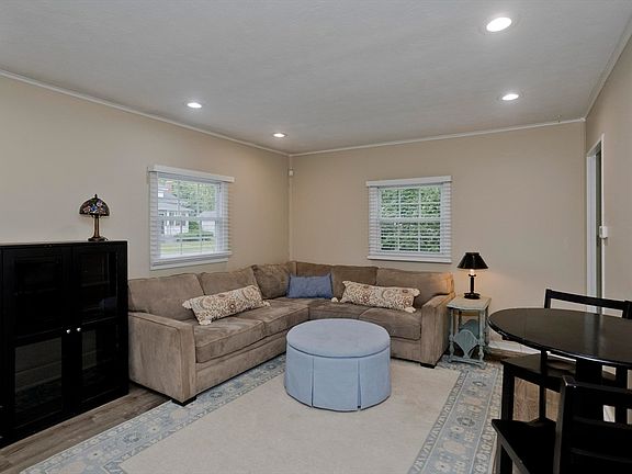 3rd image of 29 Lawnwood Ave