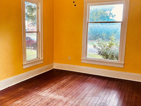 4th image of 307 S Avenue D