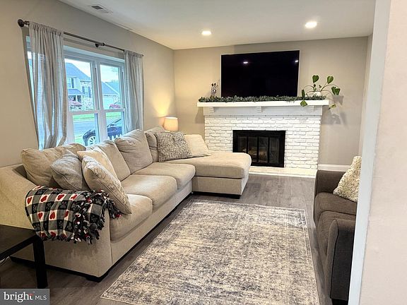 5th image of 609 S Queen Anne Dr