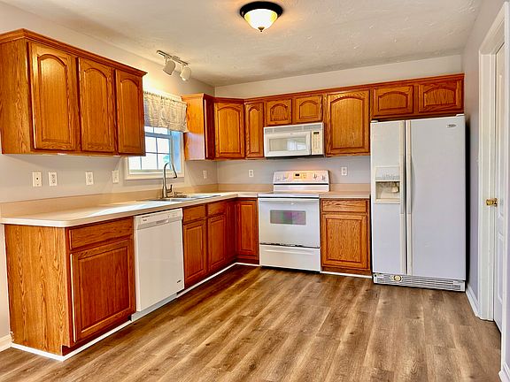 200 Skyview Circle - Kitchen 1