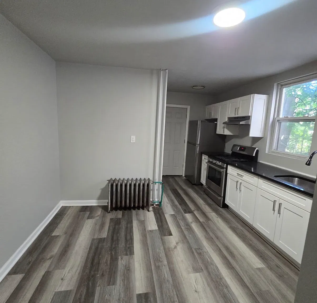 3 bed, 1000 sqft, $2,500 — Photo 2