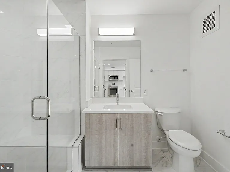 701 N Henry St #401 — Photo 38