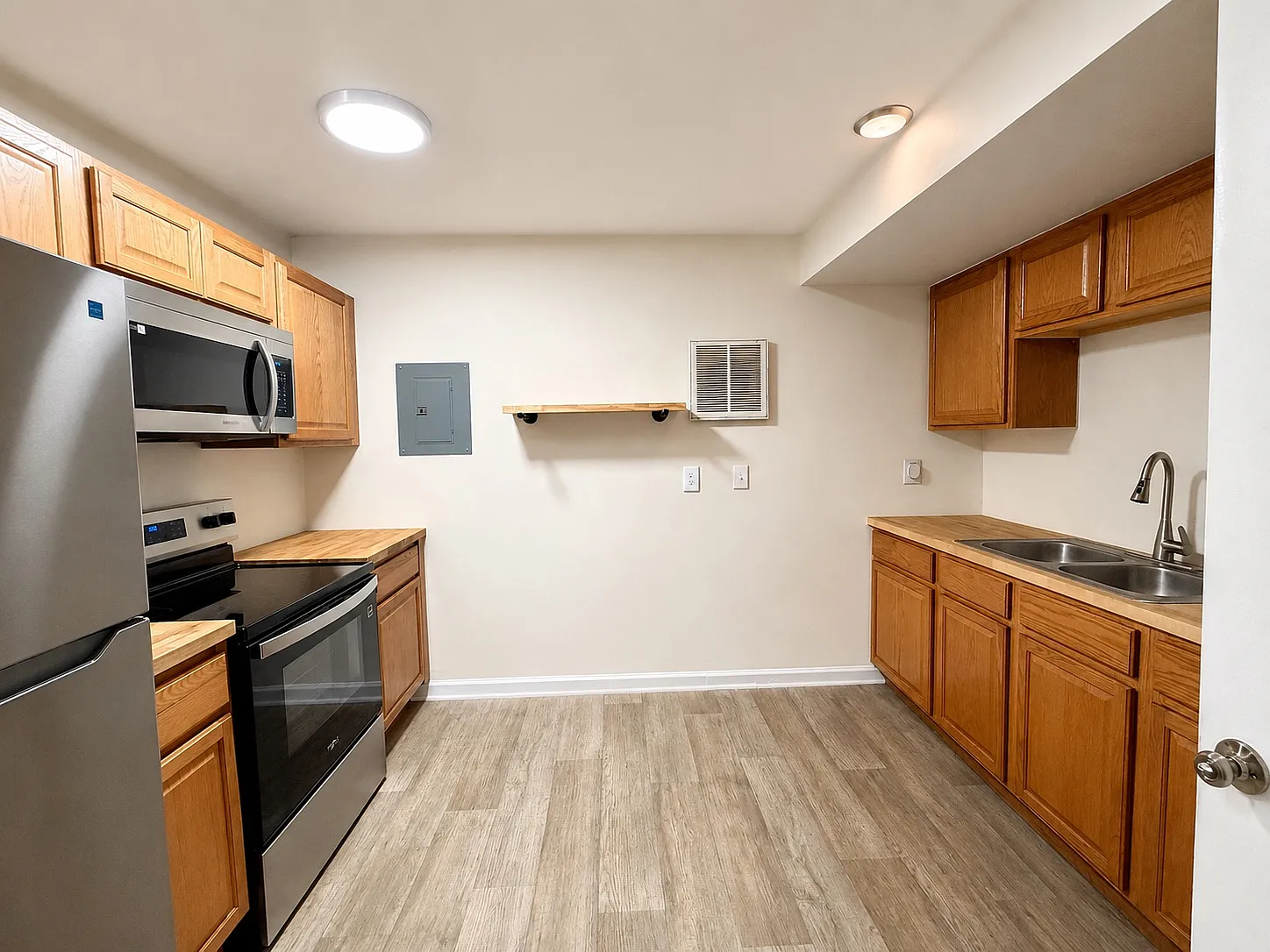 2 bed, 1.5 bath, 715 sqft, $1,300 — Photo 4