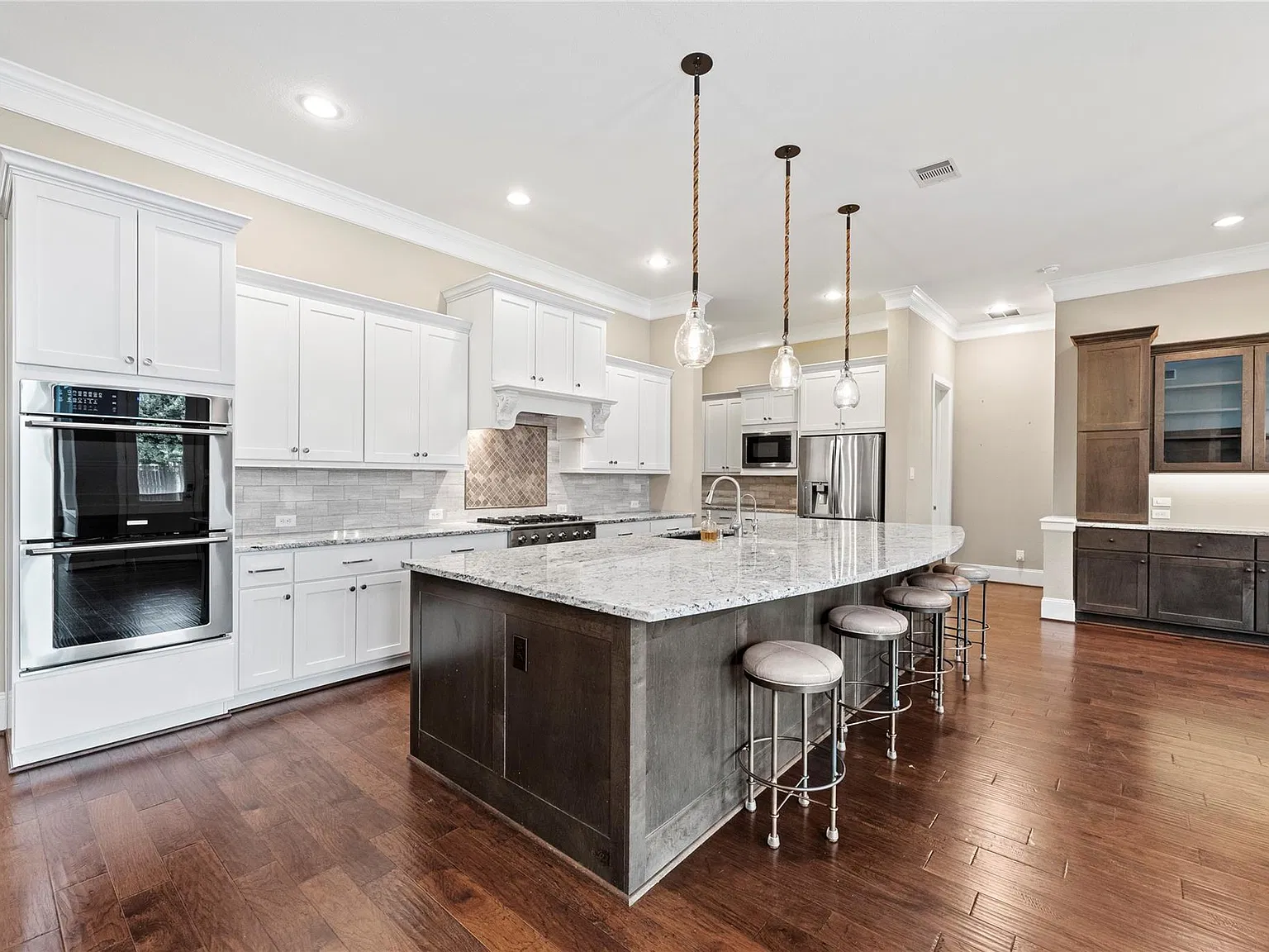 5 bed, 5.5 bath, 5869 sqft, $6,700 — Photo 4