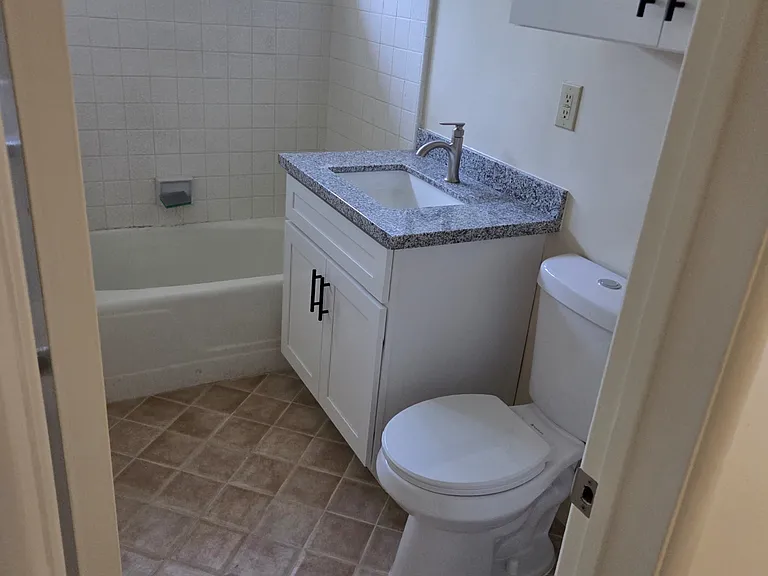 Moracambe Manor Apartments — Photo 16