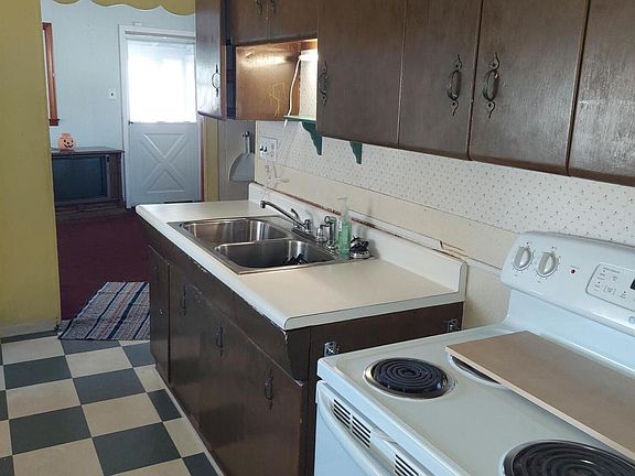 5th image of 222 Derby Ave