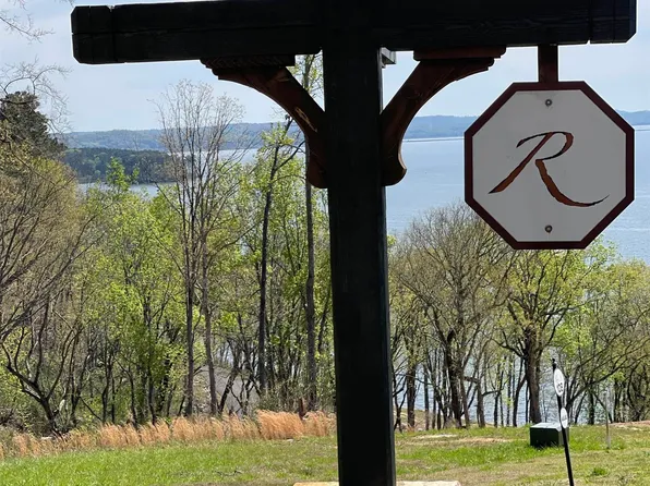 114 Boathouse Dr, Guntersville, AL 35976