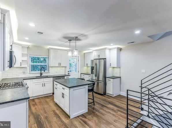 220 Fountain St, Philadelphia, PA 19128