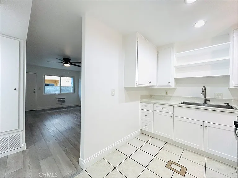 857 N Vineyard Ave #B — Photo 6