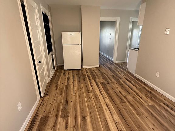 3rd image of 219 Laurel St APT 2E
