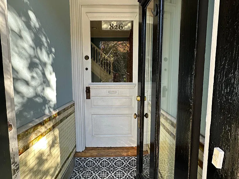826 W 34th St — Photo 2