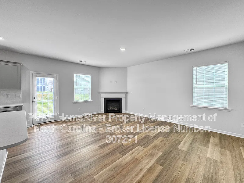 4 bed, 3.5 bath, 2565 sqft, $2,445 — Photo 2