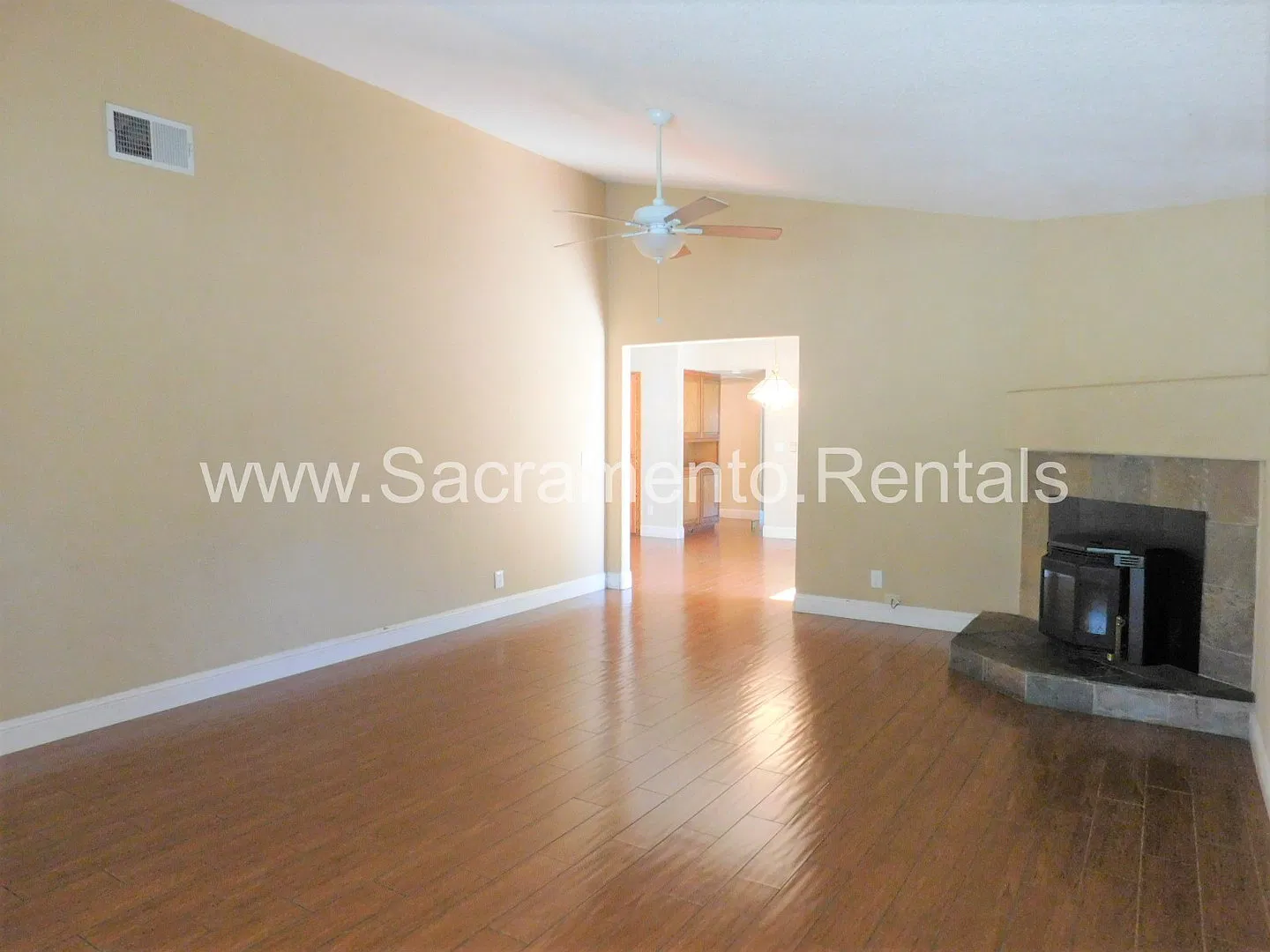 Spacious 3 bd/2ba Foothill Farms Home with 2 Car Garage — Photo 3