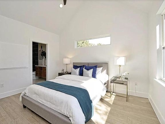 5th image of 3309 Thompson St #2