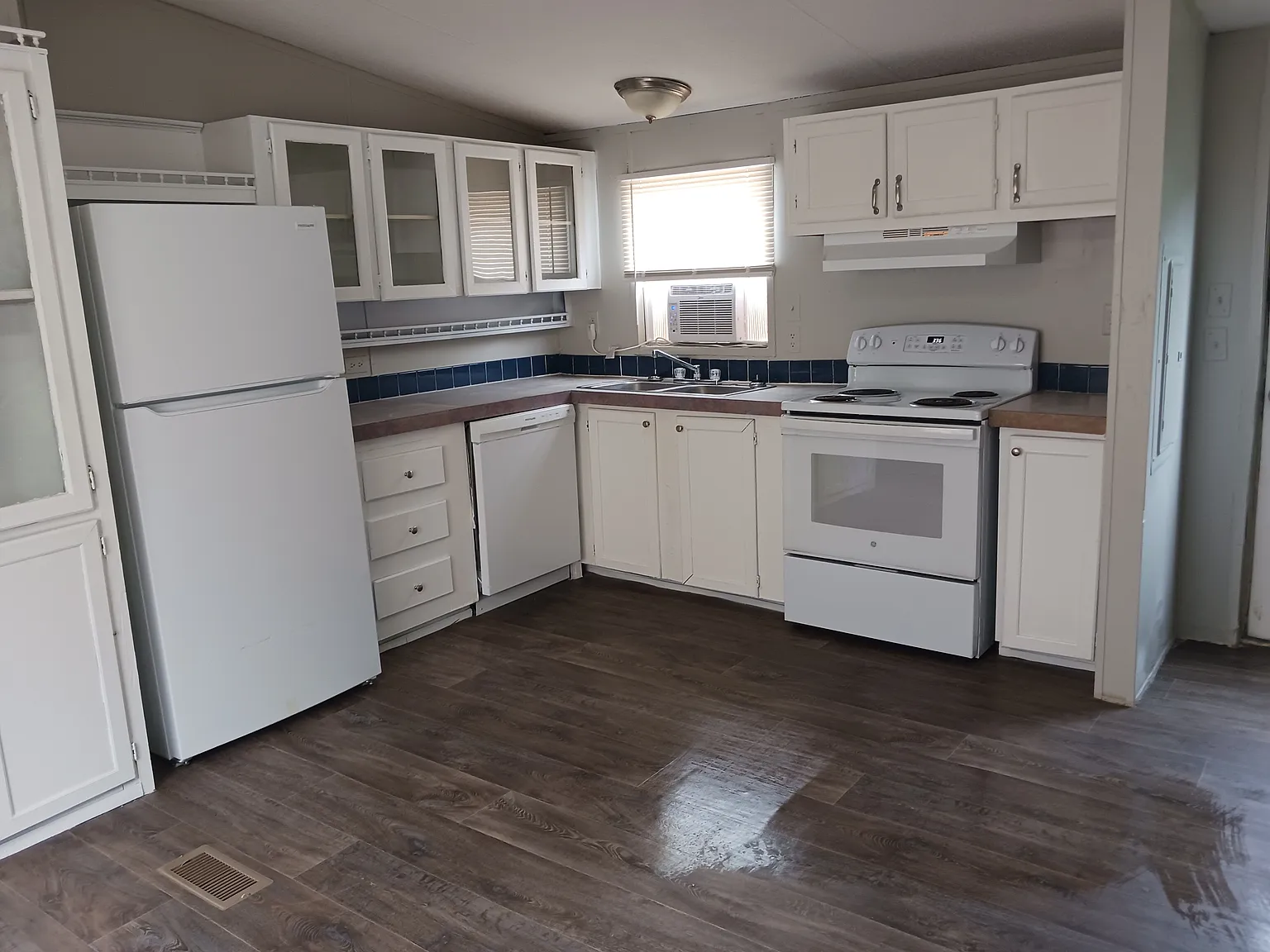 3 bed, $925 — Photo 1