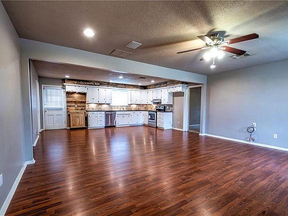 3rd image of 1034 Circle Dr