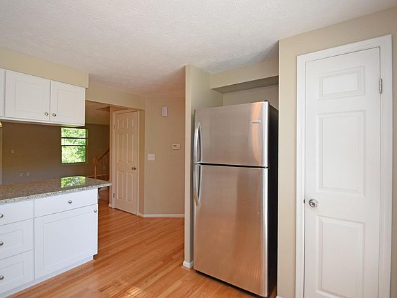 5th image of 806 Woodlyn Dr S