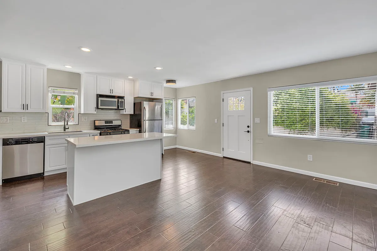 Building Photo - 975 Rosecrans St #975