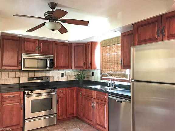 4th image of 697 Sanderson Ave