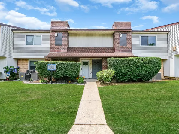 80 Pointe Circle S #80, Coram, NY 11727
