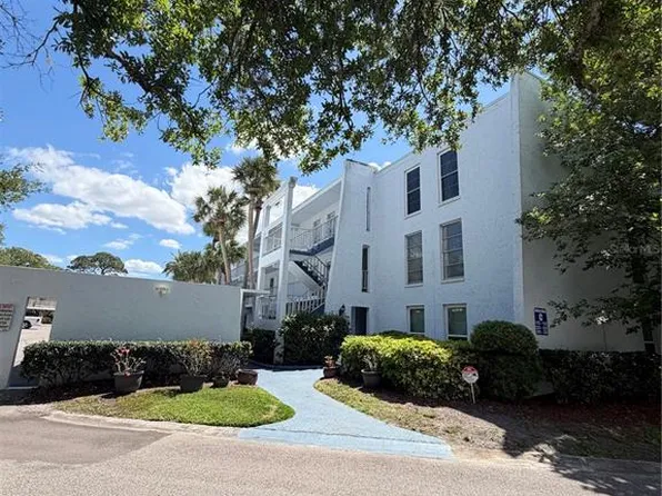 225 Country Club Dr APT C330, Largo, FL 33771