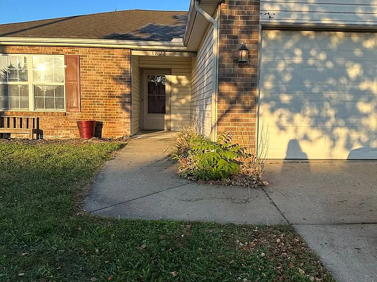 1828 Starks Cir — Photo 1