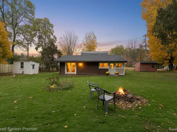 2988 Farmers Creek Rd, Metamora, MI 48455