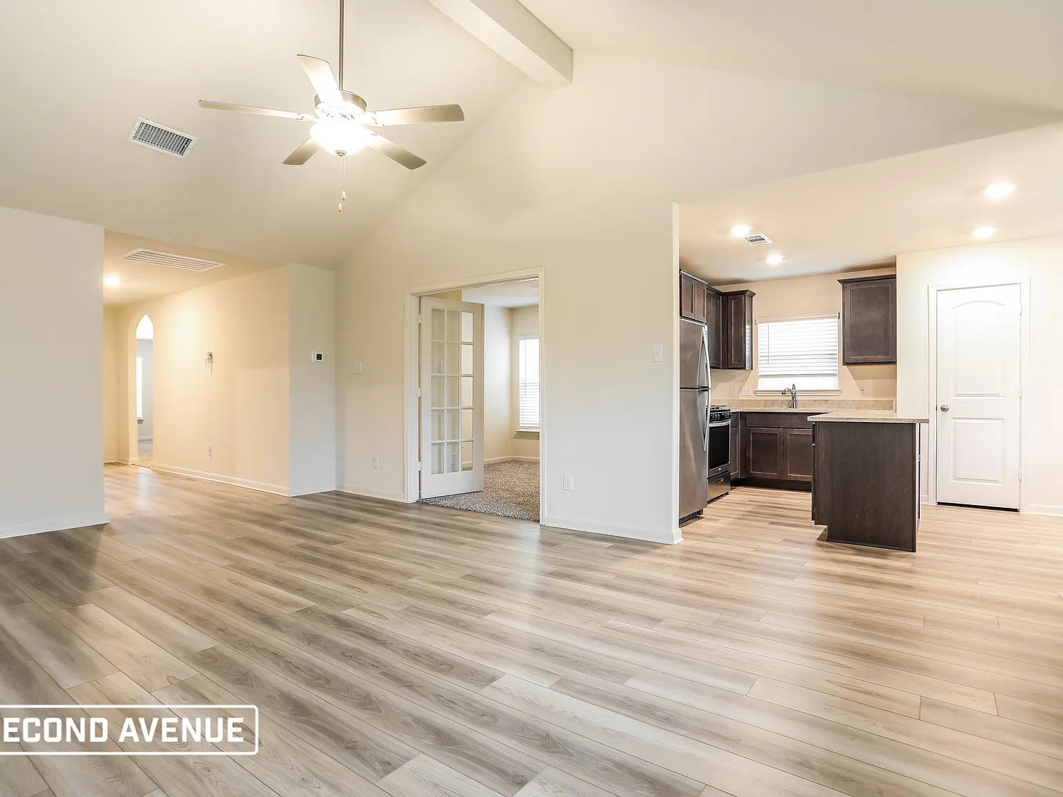 3 bed, 2.0 bath, 1600 sqft, $1,995 — Photo 2