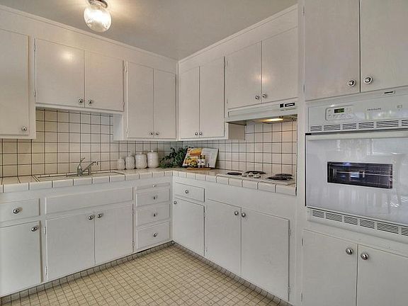 5th image of 3120 McKinley Dr