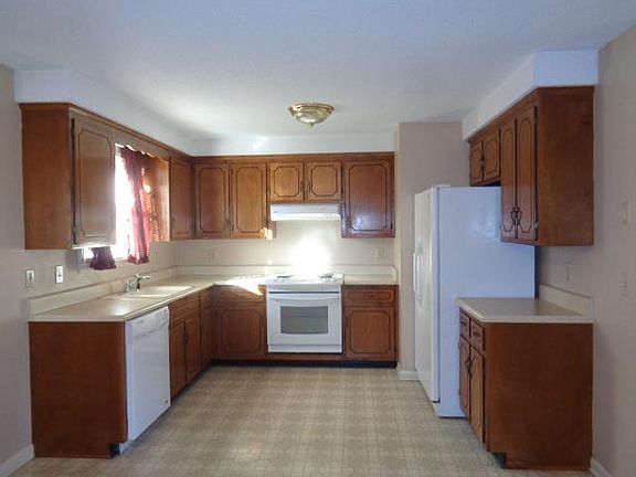 5th image of 1042 Angela Dr