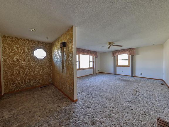 3rd image of 4409 Linden Ln